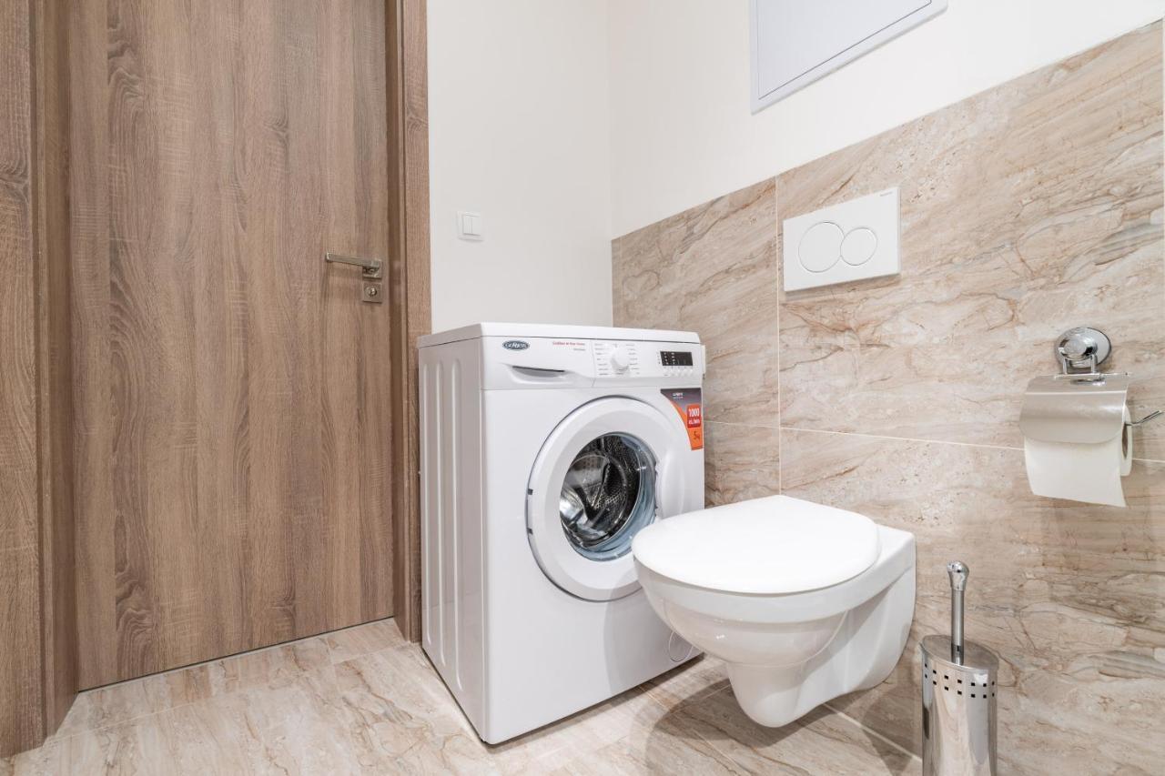 Brand New Two Room Apartment #26 With Free Secure Parking Close To Center Praga Esterno foto