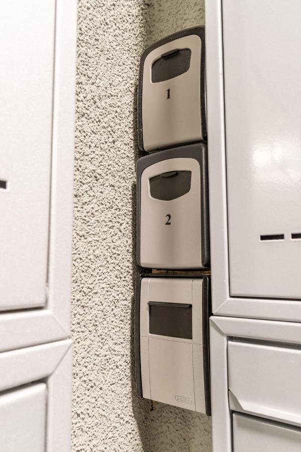 Brand New Two Room Apartment #26 With Free Secure Parking Close To Center Praga Esterno foto